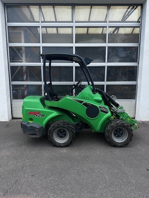 Avant Miniradlader 528