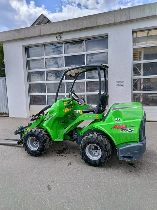 Avant Miniradlader 755i