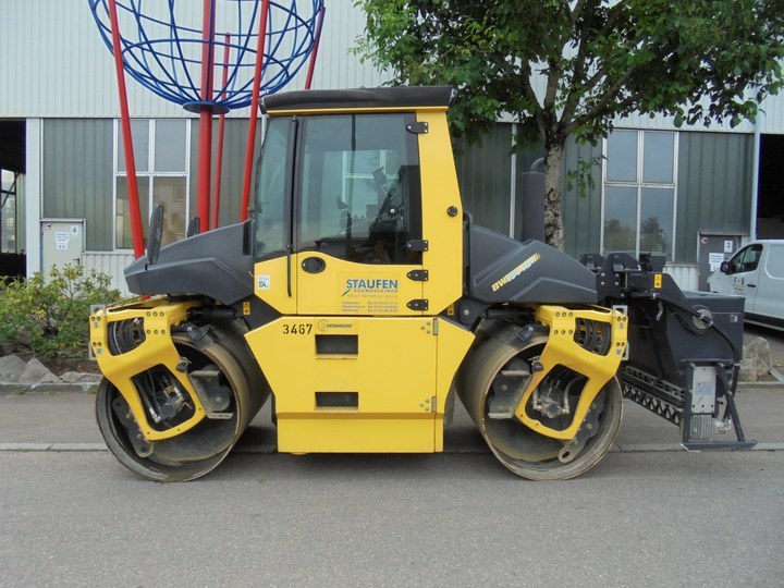 Bomag Tandemwalze BW 154 AP-4 mit Präzisionsstreuer